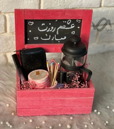 تصویر  باکس هدیه روز زن و روز مادر  تم صورتی مشکی